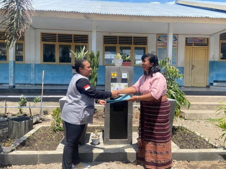 SMPN Nuba Arat Dapat Tiga Unit Sarana Cuci Tangan Gratis