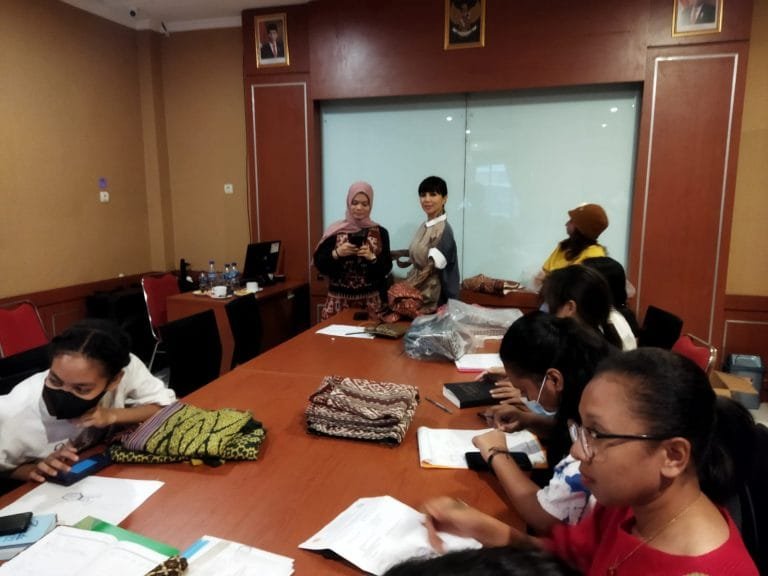 Dukung Desainer Lokal NTT, Bunda Julie Datangkan Instruktur Ternama