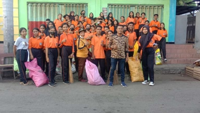 Bakti Sosial Pramuka Gudep Smansa Larantuka di Pasar Inpres