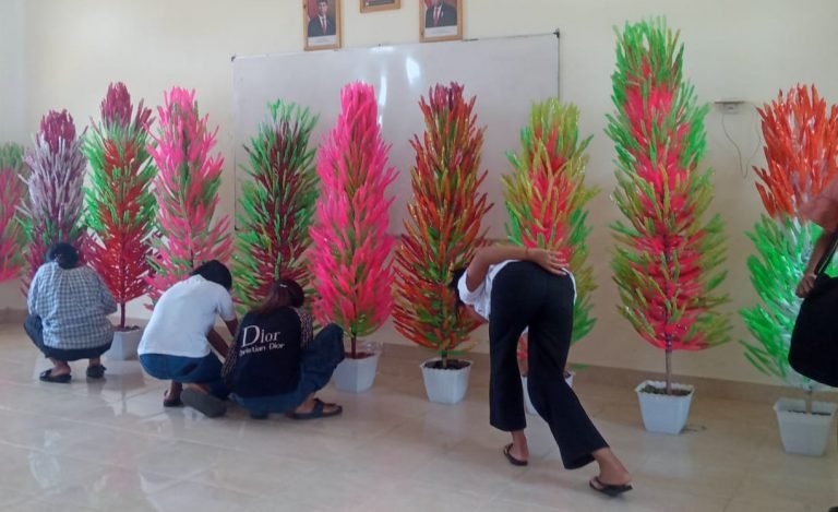 Mahasiswa di Larantuka Daur Sampah Jadi Pohon Natal