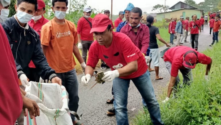 Kader PDI Perjuangan Manggarai Lakukan Bakti Bersihkan Lingkungan di Cancar