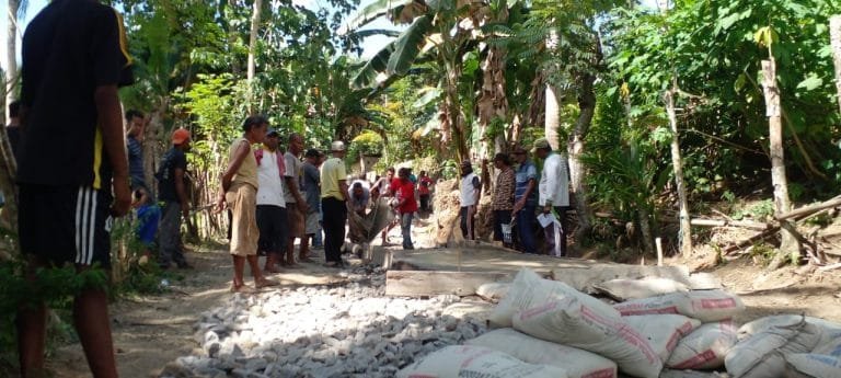 Gotong Royong Perbaiki Jalan ke Kezimara, Pemkab Ende Dinilai Tutup Mata