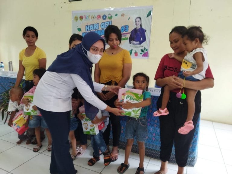 Tekan Stunting, Dekranasda NTT Serahkan Bantuan kepada Anak di Kota Kupang