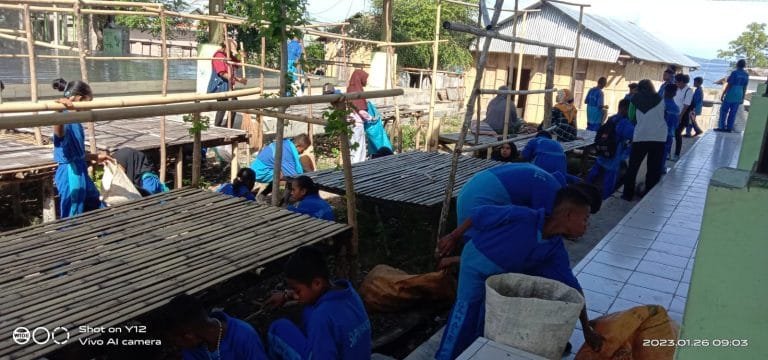 Aktualisasi Budaya Sekolah, Peserta Didik SMPN Nangahale Pungut Sampah