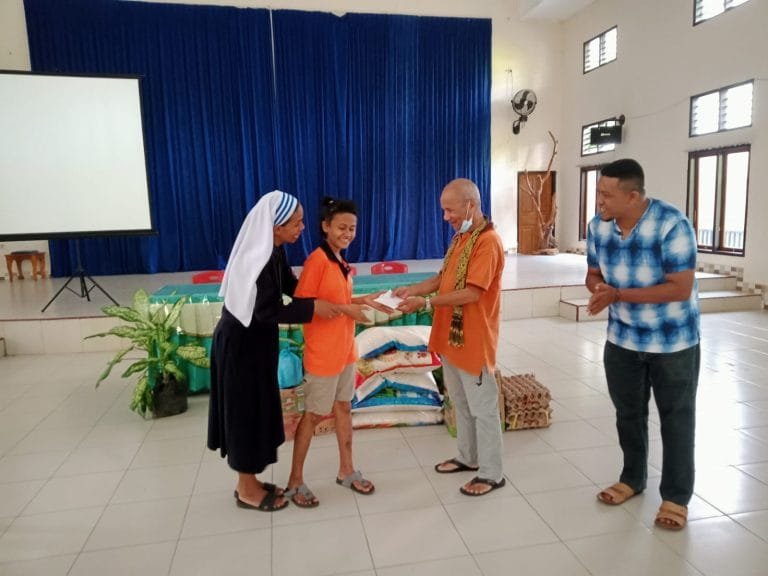 Kuan Kefa Maumere Berbagi Sukacita Natal untuk Anak-Anak Panti Alma