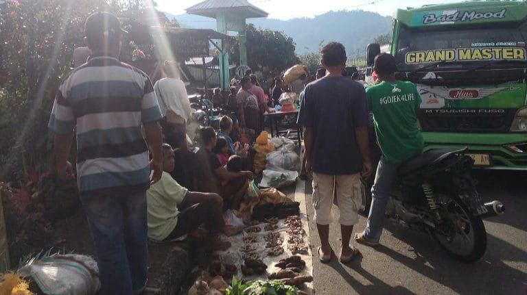 Warga Minta Pemkab Ende Benahi Fasilitas Pasar Wolonio