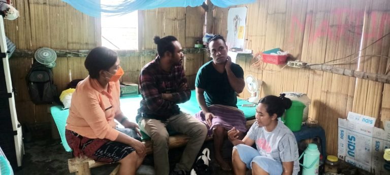 Kisah Ida, Delapan Tahun Setia Merawat Kekasih yang Menderita Lumpuh