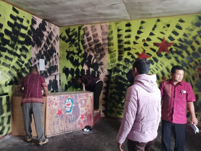 Pemerintah Tutup Paksa Warkop di Pasar Puni Ruteng