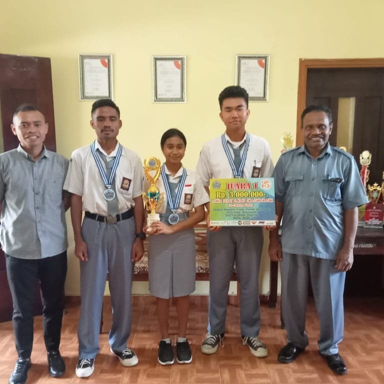 SMA Frateran Podor Sabet Juara 1 Kompetisi Debat di Ende