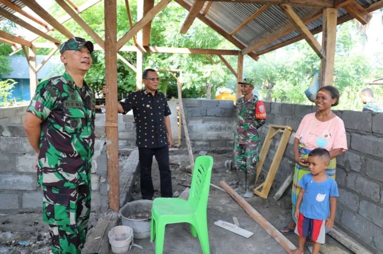 TNI Bedah Rumah Tidak Layak Huni di Nagekeo