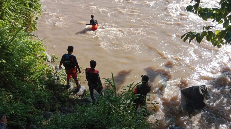 Tim SAR Cari Dua Warga Hilang di Sungai Wolowona-Ende