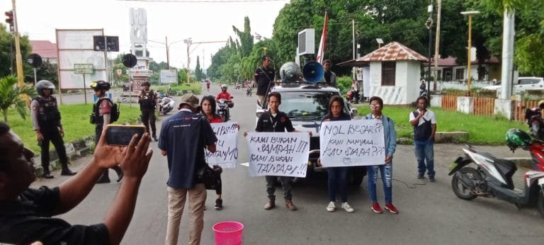 Puluhan Wartawan Gelar Aksi Demo di Gedung DPRD Sikka