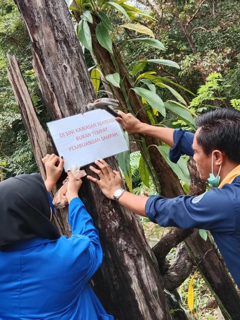 Mahasiswi dan Dosen IKIPMu Maumere Pasang Poster Edukasi di Wisata Egon