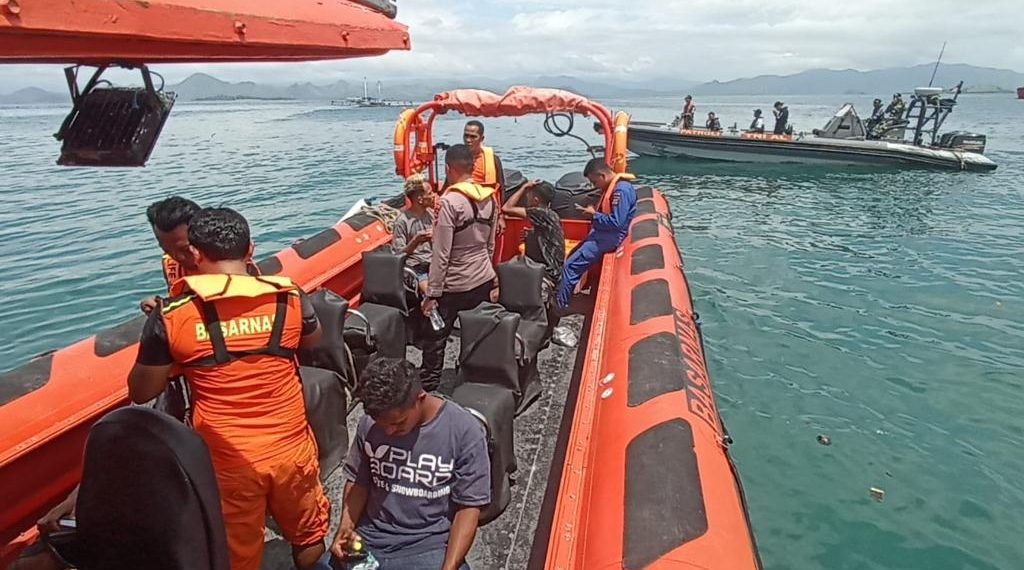 Dihantam Ombak, Kapal Penumpang Tenggelam Di Perairan Pungu Besar ...