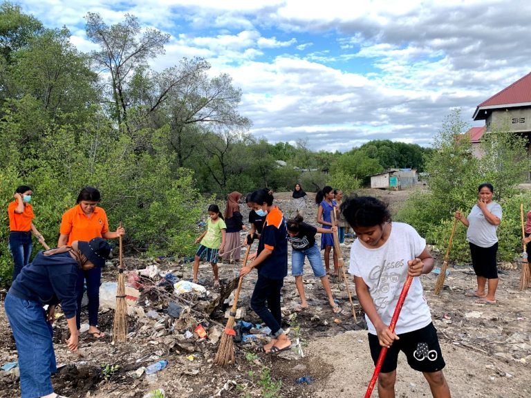 Mahasiswa KKN Unipa Bersihkan Sampah di Kelurahan Kota Uneng Sambil Edukasi Warga