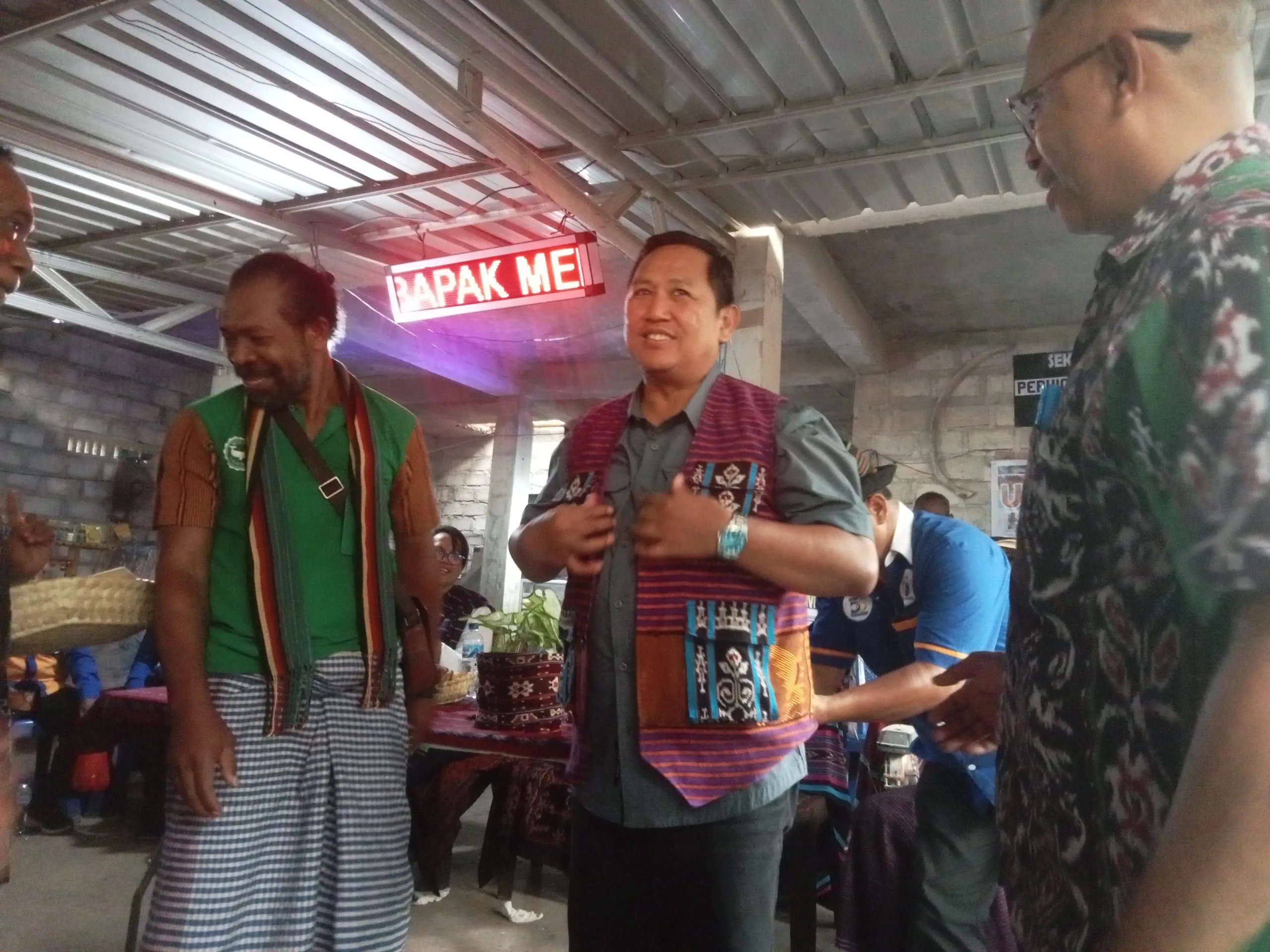 Deputi Bidang Perkoperasian Kementerian Koperasi dan UKM (KemenKopUKM) Ahmad Zabadi mengunjungi pelaku UMKM di Lembata pada Kamis, 16 November 2023. (Foto: Ekora NTT).