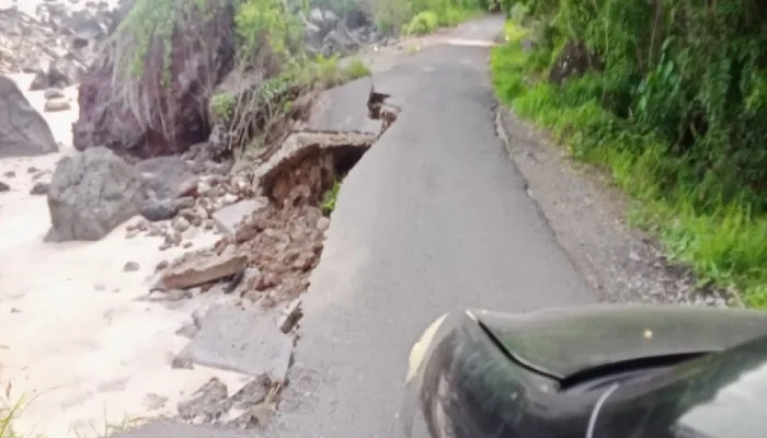 Jalan Pantai Selatan Sikka Terancam Putus Diterjang Gelombang Laut