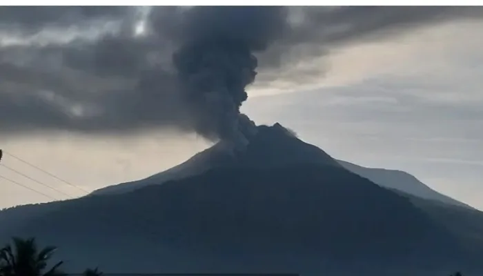 Kembali Erupsi, Warga Sekitar Gunung Lewotobi Laki-Laki Diminta Hindari Gas Beracun