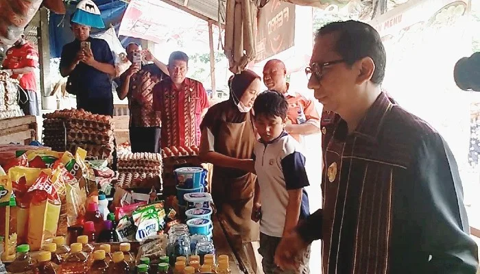 Tinjau Pasar Alok, Ayodhia Temukan Harga Bahan Pokok Masih Stabil