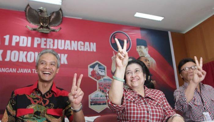 (Hoaks) Foto Ganjar dan Megawati Angkat Dua Jari Dukung Prabowo-Gibran