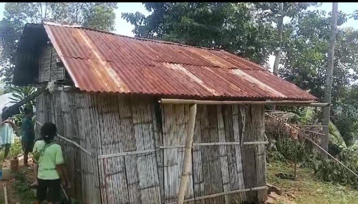 Pilunya Wanita Paruh Baya di Matim, Tinggal di Gubuk Reyot Tanpa Listrik, Susah Dapat Makan hingga Anak Putus Sekolah1