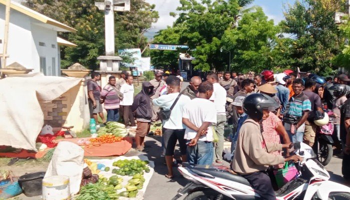 ‘Kasih Mati Kami Saja Daripada Hidup Sengsara’, Protes Kenaikan Tarif Fasilitas Pasar Alok di Tengah Gejolak Harga Pangan1