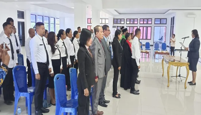 Kukuhkan Pejabat di Bapperinda Sikka, Femi Bapa Ingatkan Disiplin dalam Kerja