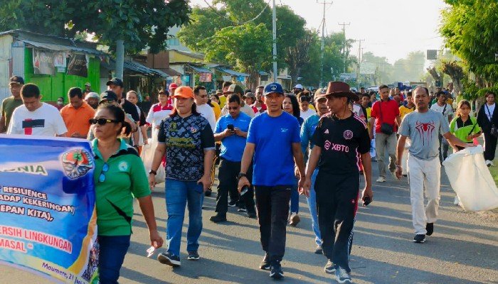 Tanam Pohon di Gelora Samador, Pemkab Sikka Inginkan Kota yang Hijau dan Bersih1