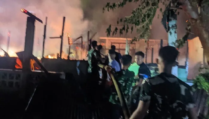 Prajurit Lanal Maumere Bantu Padamkan Kebakaran Rumah Warga