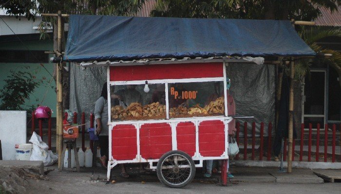 ‘Gorengan Depan Telkom’, Usaha Pasutri Asal Solo Bertahan Hidup di Sikka1