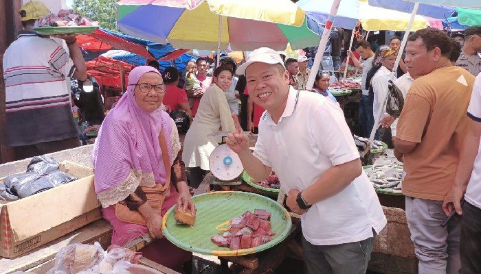 Blusukan ke Pasar tradisional di Ruteng, Cara Maksi-Ronald Dengarkan Keluhan Pedagang