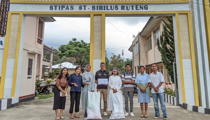 Beberapa mahasiswa Stipas St. Sirilus Ruteng usai penggalangan dana untuk membantu korban erupsi Gunung Lewotobi Laki-laki di Kabupaten Flores Timur, Sabtu, 9 November 2024 (Foto: Dok. Pribadi/HO)