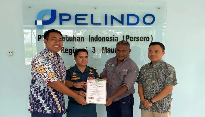 Pelindo Serahkan Lisensi K3 Operator Derrick Ship Crane kepada TKBM Lorens Say Maumere