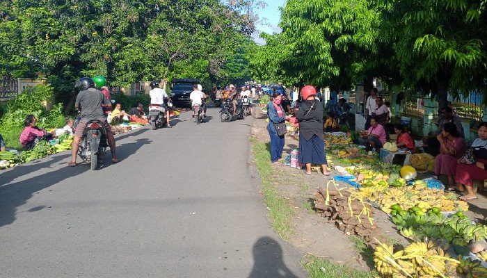 Pedagang Berjualan di Pinggir Jalan, Protes Kenaikan Tarif Parkir Hingga Kondisi Pasar Alok yang Kumuh