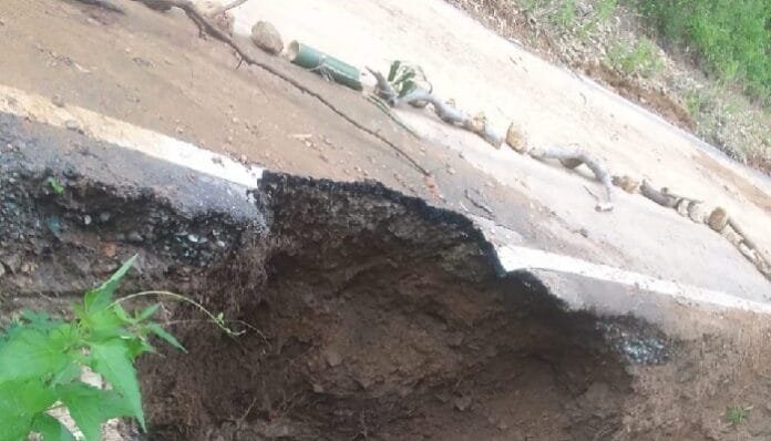 Ruas Jalan Pu'ukungu-Maukaro di Ende Nyaris Putus karena Longsor Ruas Jalan Pu'ukungu-Maukaro di Ende Nyaris Putus karena Longsor