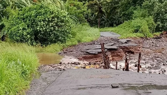 Jalan Pantura Putus Akibat Abrasi, Lalu Lintas Warga Sikka dan Flotim Terhambat