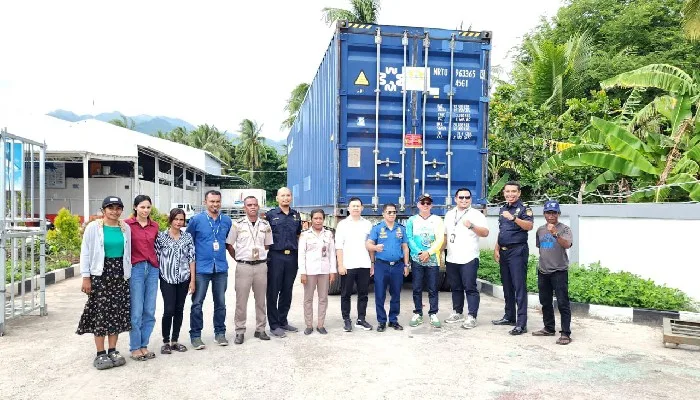 Pelindo Maumere Layani Ekspor Perdana Kelapa Kupas ke Malaysia