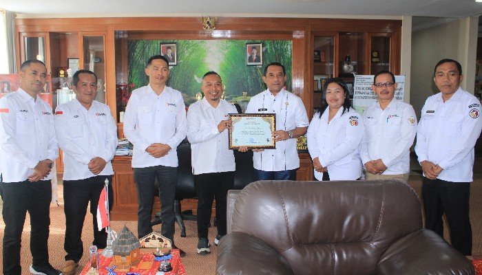 Bawaslu Serahkan Penghargaan kepada Pemkab Manggarai Atas Dukungan Pemilu 2024