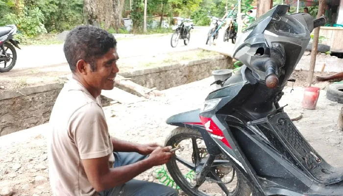 Kisah Sule, Penyintas Erupsi Lewotobi Mengais Rezeki dari Tambal Ban