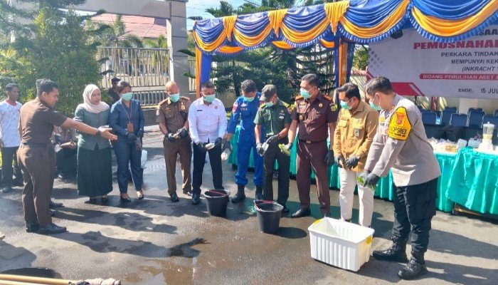 Kejaksaan Negeri Ende Musnahkan Barang Bukti 43 Perkara Pidana