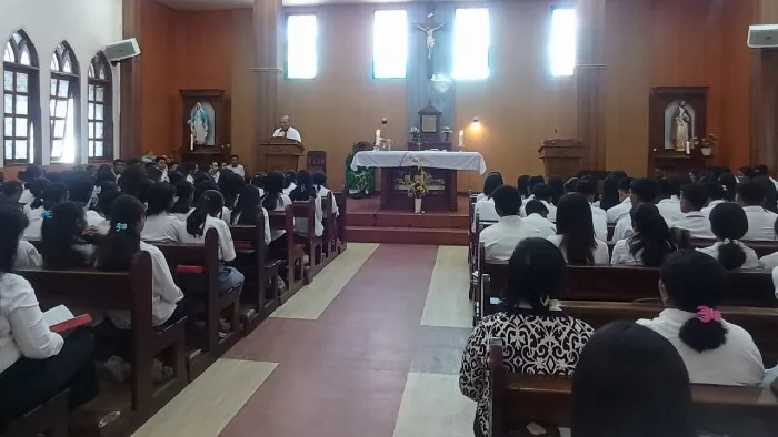 Kepala SMAK Regina Pacis Bajawa, Hendrianto Emanuel Ndiwa sedang memberikan arahan kepada peserta didik saat misa tahun ajaran baru, Senin (Foto_ Belmin Radho_Ekora NTT)