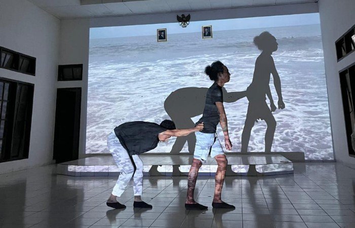 Komunitas KAHE Maumere dan AGHUMI Bali Kolaborasi Pentaskan Karya “Setali Cahaya” di Maumere