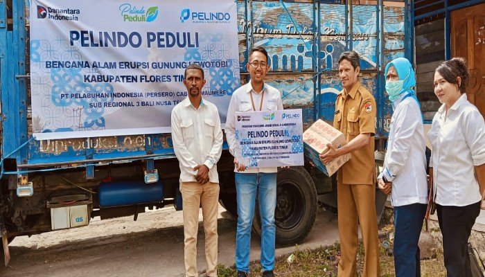 Pelindo Maumere Bantu Air Mineral untuk Korban Erupsi Lewotobi