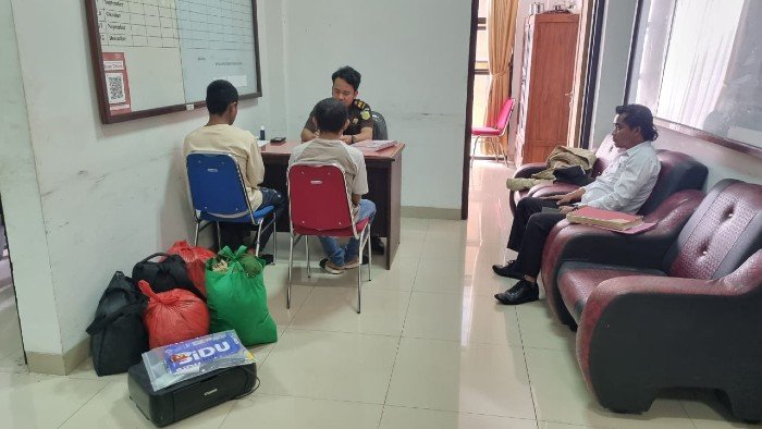 Polisi Serahkan Dua Tersangka Pencetak Uang Palsu ke Kejari Ngada