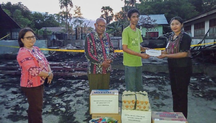Kopdit Pintu Air Beri Santunan bagi Korban Kebakaran Rumah di Lepolima