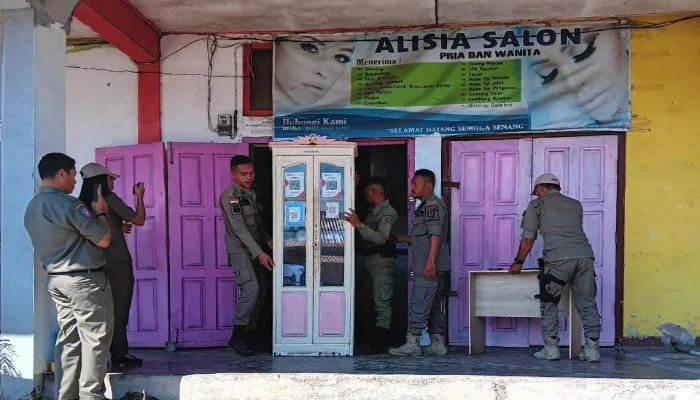Tunggak Bayar Retribusi, Pemkab Ruteng Segel Empat Kios di Pasar Puni
