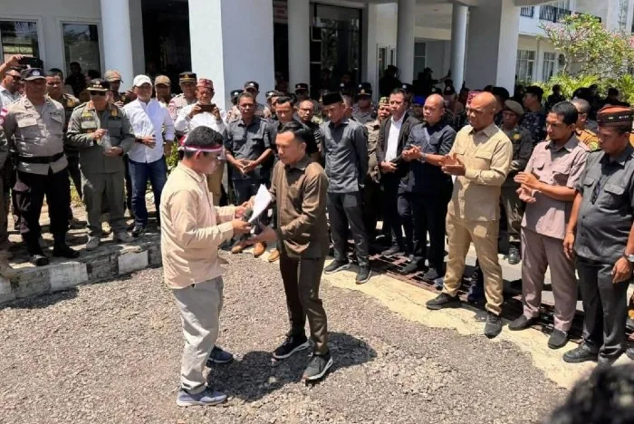 Forum Masyarakat Peduli Demokrasi (FMPD) menggelar aksi unjuk rasa di depan Kantor DPRD Kabupaten Manggarai Barat pada Selasa, 2 September 2025 (Foto_ Dok. Pribadi_HO)