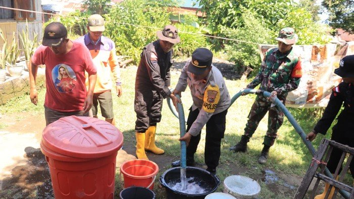 Polsek Mauponggo Gandeng TNI Salurkan Air Bersih bagi Warga Terdampak Banjir Polsek Mauponggo Gandeng TNI Salurkan Air Bersih bagi Warga Terdampak Banjir