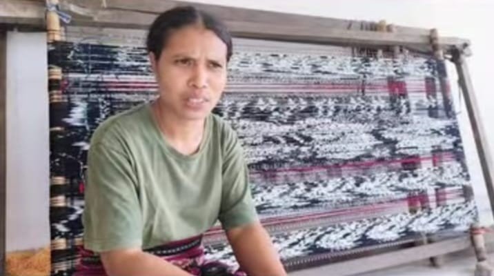 Cerita Sukses Agnes Nonayati Jadi Perajin Tenun Berkat Kopdit Pintu Air