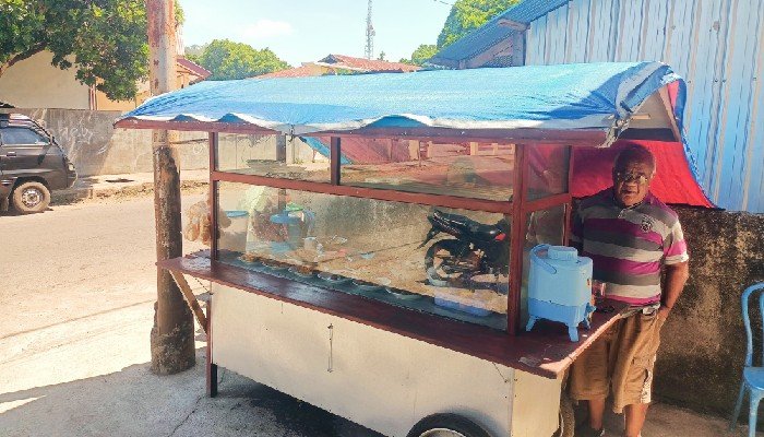 Eks Kadis Sosial Ngada Nikmati Masa Pensiun dengan Jualan Nasi Campur Eks Kadis Sosial Ngada Nikmati Masa Pensiun dengan Jualan Nasi Campur